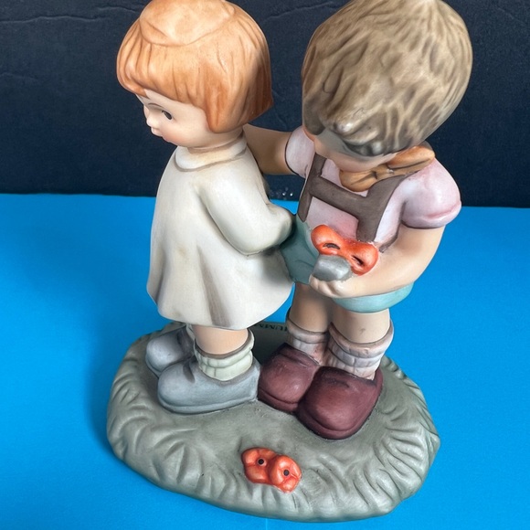 Goebel Berta Hummel "Token Of Love" Figurine, Excellent Condition Club Exclusive - Picture 5 of 12